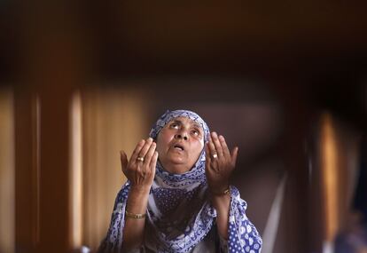 Una mujer musulmana ora dentro de la mezquita Jamia Masjid durante el mes de ayuno del Ramadán en Srinagar, India.