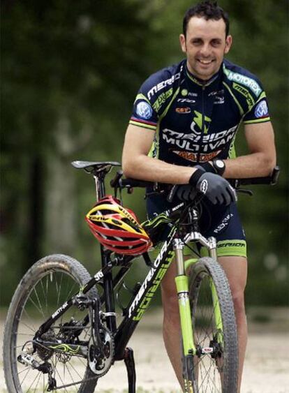 José Antonio Hermida, con su bicicleta de montaña la semana pasada en la Casa de Campo de Madrid.