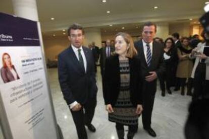 La ministra de Fomento, Ana Pastor (cent.), acompañada del presidente de la Xunta de Galicia, Alberto Núñez Feijoo (izq.) y del presidente del Club Financiero Vigo (CFV), Javier Garrido (der.), a su llegada a la comida coloquio que ha protagonizado hoy en el CFV.