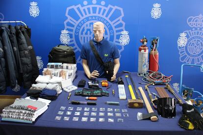 Material recuperado tras la detención de cuatro personas por reventar dos filatelias de Madrid.