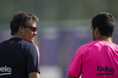 Luis Enrique junto a Luis Suárez en el entrenamiento del Barcelona de esta mañana.