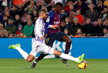 Joaquin del R.Valladolid, intenta cortar una incursión de Ousmane Dembélé.