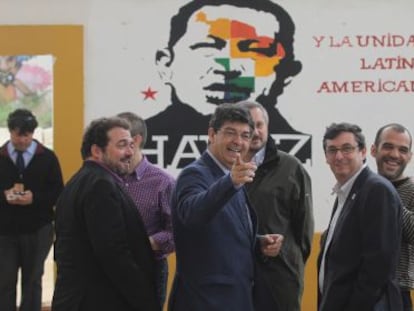 Diego Valderas, en el centro, en la fiesta del PCA en Córdoba.