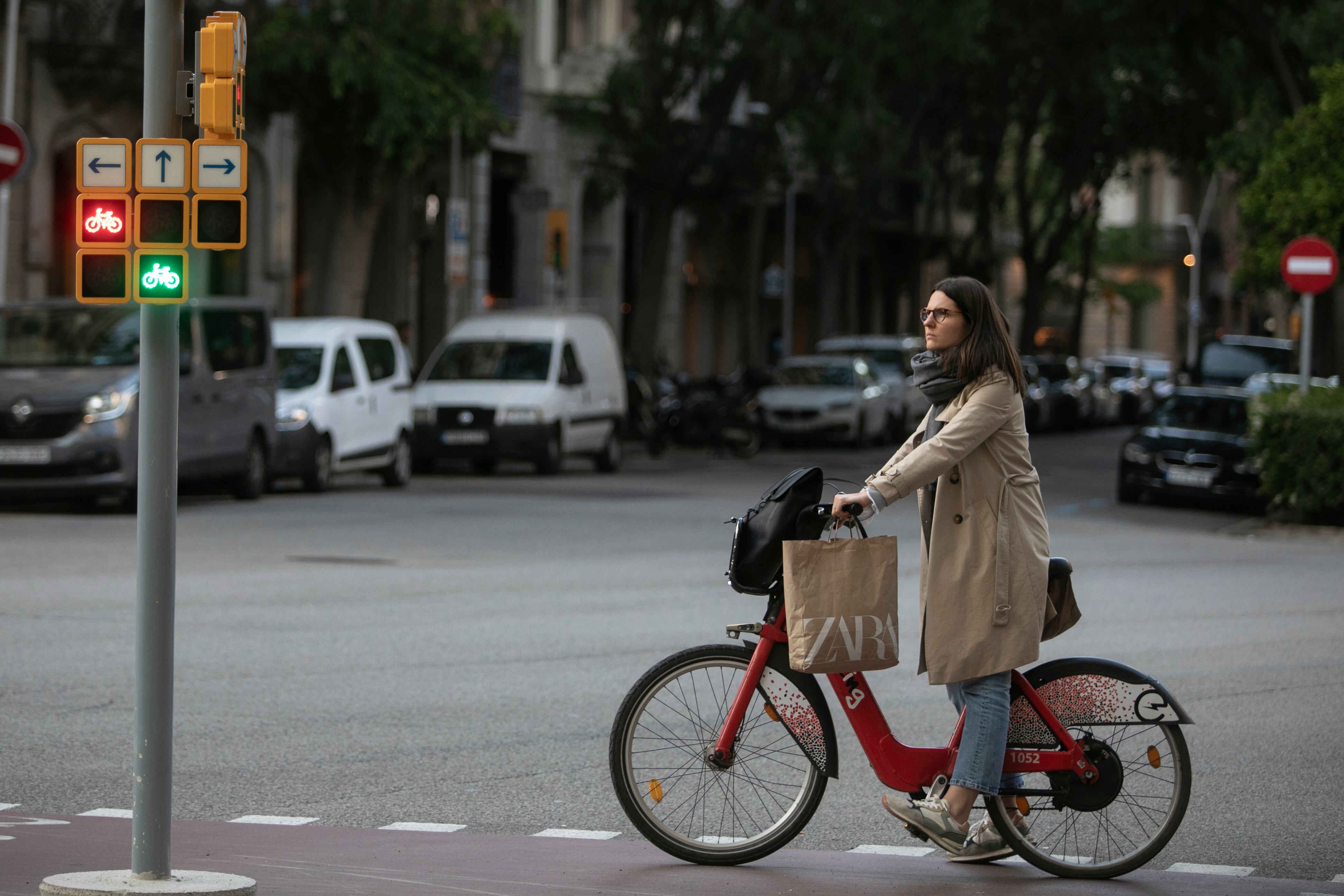 16/05/2023 - Barcelona - Semafero de carril bici en la Calle Girona esquina con la Ronda Sant Pere. foto: Massimiliano Minocri