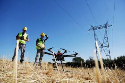 El piloto de Hemav siempre está acompañado por un operario de la compañía eléctrica.