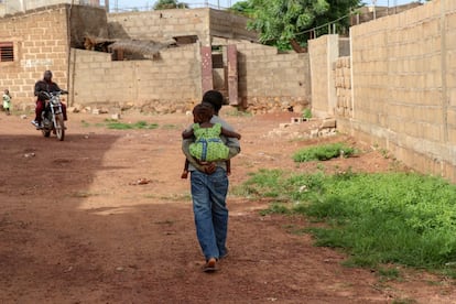 La discriminación y la marginalización afecta a las familias de niños que viven en situación de pobreza: aquellas que habitan en pueblos remotos o son nómadas, menores de edad con discapacidad o aquellos que son captados por las escuelas coránicas. Solo el 5% de las personas con discapacidad han sido escolarizadas, según Hándicap Internacional. Además, son víctimas de prejuicios y discriminación ya que son estigmatizadas en las comunidades y se les esconde.