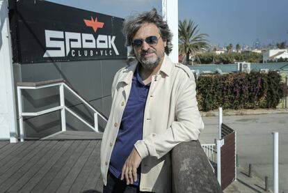 Joan M. Oleaque, en la puerta de la discoteca Spook.