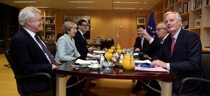 El ministro británico para el Brexit, David Davis, la primera ministra Theresa May, el presidente de la Comisión Europea, Jean-Claude Juncker, y el negociador jefe de la UE, Michel Barnier, esta mañana en Bruselas.