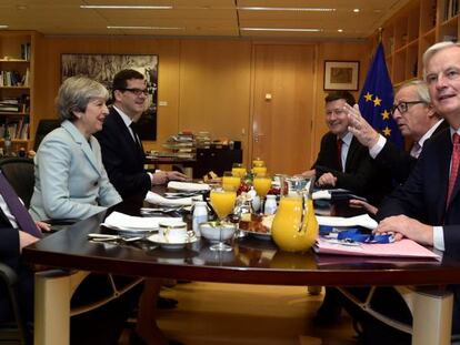 El ministro británico para el Brexit, David Davis, la primera ministra Theresa May, el presidente de la Comisión Europea, Jean-Claude Juncker, y el negociador jefe de la UE, Michel Barnier, esta mañana en Bruselas. 