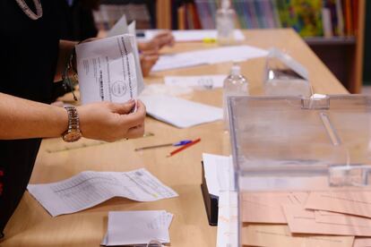 Miembros de la mesa de un colegio electoral de Valladolid hacen el recuento de votos tras la jornada electoral en Castilla y León.