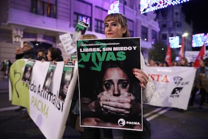 Una mujer sostiene una pancarta durante la manifestación por la Gran Vía de Madrid.