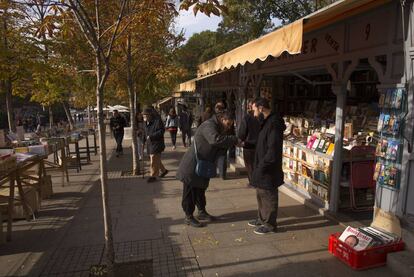 Compradores y paseantes en los puestos de libros de la Cuesta del Moyano de Madrid.