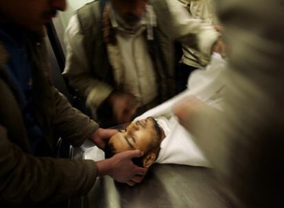 Palestinos inspeccionan el cádaver de un militante de Hamás en el hospital de Beit Lahia, en Februa.