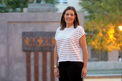 Salomé Mas posa en la plaza de la Comunidad Valenciana en Crevillent.