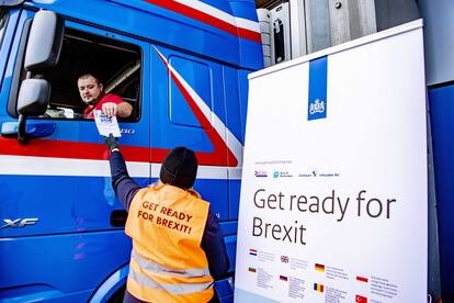 Campaña informativa sobre el Brexit, en diciembre de 2020, en Rotterdam (Holanda)