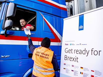 Campaña informativa sobre el Brexit, en diciembre de 2020, en Rotterdam (Holanda)