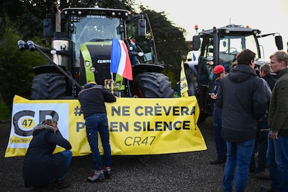 Convoy de protesta de agricultores franceses en Boe, cerca de Agen, en el suroeste de Francia, este lunes.