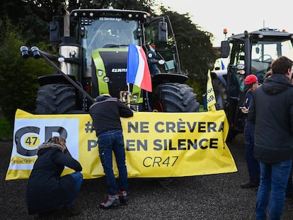 Convoy de protesta de agricultores franceses en Boe, cerca de Agen, en el suroeste de Francia, este lunes.