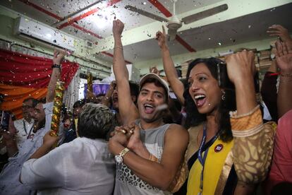 Celebración de la sentencia que despenaliza la homosexualidad en Bombay (India).