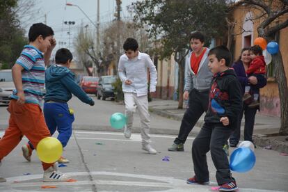 Un grupo de niños juega en una de las múltiples actividades que Sembrando Comunidad organizó con motivo del Día del Niño el pasado mes de agosto.