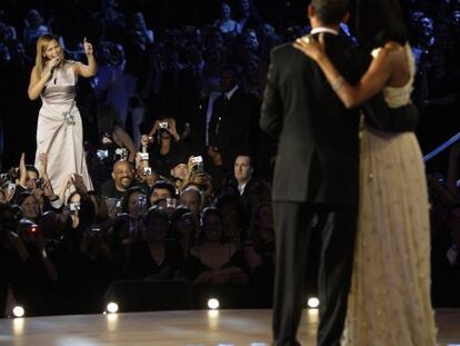 Beyonc&eacute; canta un tema en honor del presidente Barack Obama y su esposa Michelle, en un acto de enero de 2009. 