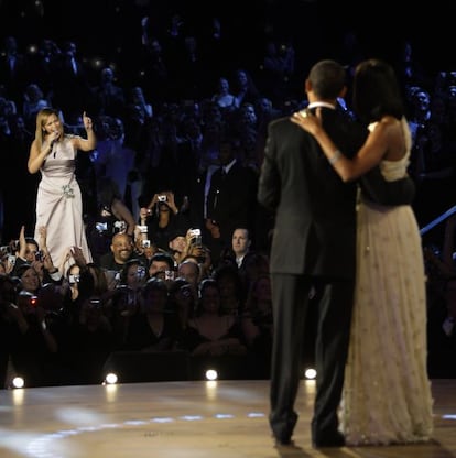 Beyonc&eacute; canta un tema en honor del presidente Barack Obama y su esposa Michelle, en un acto de enero de 2009. 