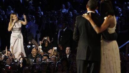 Beyonc&eacute; canta un tema en honor del presidente Barack Obama y su esposa Michelle, en un acto de enero de 2009. 