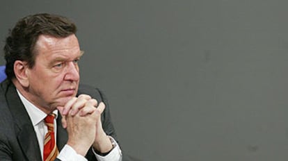 El canciller alemán, Gerhard Schröder, en el Parlamento (Bundestag) el pasado abril.