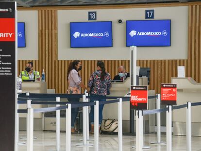 Dos mujeres solicitan información en el mostrador de Aeroméxico en el Aeropuerto Felipe Ángeles, el 23 de marzo de 2022.