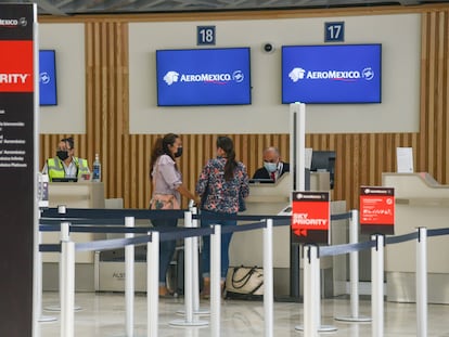 Dos mujeres solicitan información en el mostrador de Aeroméxico en el Aeropuerto Felipe Ángeles, el 23 de marzo de 2022.