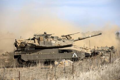 Tanques Merkava participan durante la segunda jornada de entrenamientos militares en los Altos del Golán, cerca de la frontera siria.-israelí, en Israel.