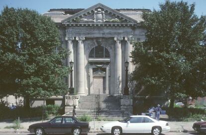 Misma imagen de la biblioteca en 1994. Con su técnica de 'refotografía', Vergara regresa al mismo edificio cada año para captar su transformación.