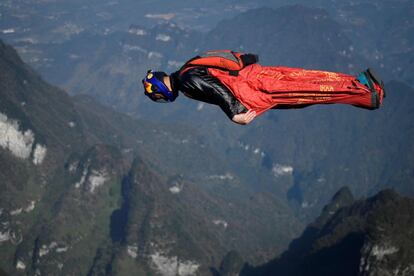 El deportista Zhang Shupeng abre las alas durante el vuelo en la montaña Tianmen en Zhangjiajie (China).