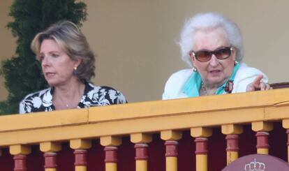 Simoneta Gómez de Acebo junto a su madre Pilar de Borbón, en junio en Aranjuez.