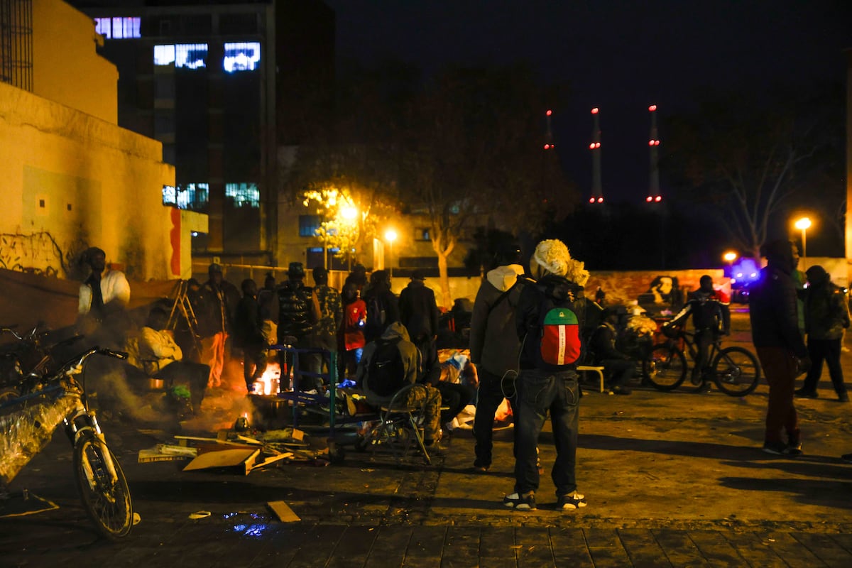 La lluvia empuja a los desalojados del B9 de Badalona a refugiarse bajo una salida de la C-31