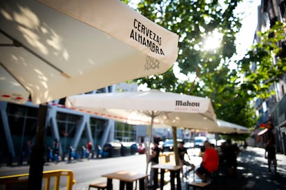 Toldos instalados en terrazas del barrio de La Latina, en Madrid, con el logo de marcas comerciales de bebidas alcohólicas.