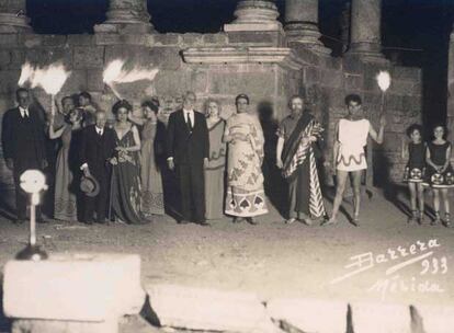 Mérida, 1933. De izquierda a derecha, los arqueólogos Maximiliano Macías y José Ramón Mélida, Margarita Xirgu, Miguel de Unamuno y los actores Amalia Sánchez Ariño, Enrique Borrás y Alberto Contreras en el estreno de la <i>Medea </i>que escribió Unamuno para la Xirgu.