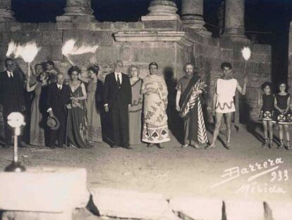 Mérida, 1933. De izquierda a derecha, los arqueólogos Maximiliano Macías y José Ramón Mélida, Margarita Xirgu, Miguel de Unamuno y los actores Amalia Sánchez Ariño, Enrique Borrás y Alberto Contreras en el estreno de la <i>Medea </i>que escribió Unamuno para la Xirgu.