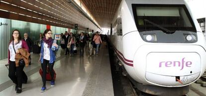 Viajeros procedentes de Barcelona a su llegada a la estaci&oacute;n de RENFE Indalecio Prieto de Bilbao.