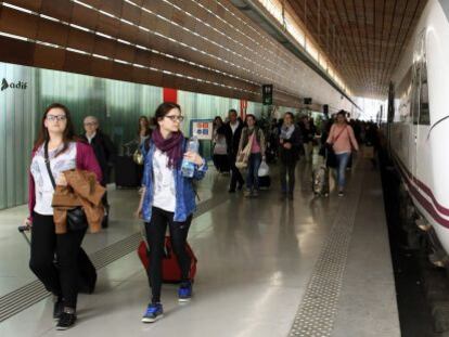 Viajeros procedentes de Barcelona a su llegada a la estaci&oacute;n de RENFE Indalecio Prieto de Bilbao.