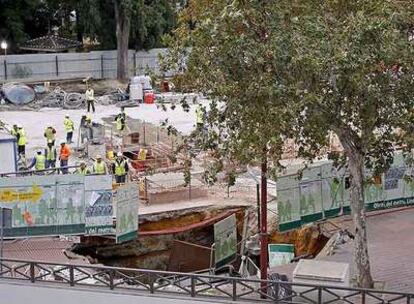 Una vista del gran socavón abierto ayer en las obras del metro de Sevilla.