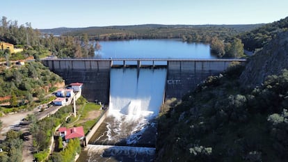 Presa de Villar del Rey, en Badajoz, soltando agua por sus grandes aliviaderos centrales.