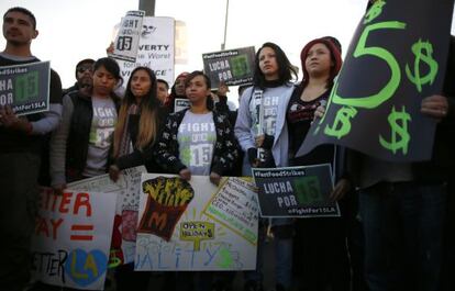 Protesta de trabajadores para elevar los salarios en Estados Unidos.