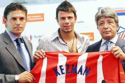 Kezman, entre el presidente del Atlético, Enrique Cerezo (derecha) y el director deportivo del clun, Toni Munoz (izquierda).