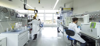 Investigadores trabajando en las instalaciones de EnergyLab en A Coruña.