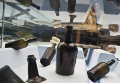 El Museo de Arqueologa de Girona acoge la exposicin "Deltebre I. Historia de un naufragio" con los objetos recuperados de un barco ingls hundido ante el Delta del Ebro en 1813, entre ellos una botella de un vino de Alicante que se perdi a raz de una plaga de filoxera y en el que se trabaja ahora desde aquella Denominacin de Origen. En la foto algunas de las botellas de vino de Alicante descubiertos.