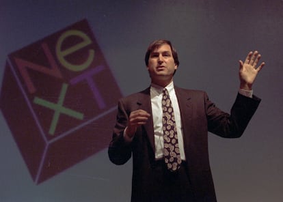 Una lucha de poder entre Steve Jobs y el consejero delegado de la empresa, John Sculley, provocó la salida del fundador de Apple de su propia compañía. Relegado a un puesto irrelevante en 1985, su oficina fue trasladada a un edificio casi desierto en el campus al que Jobs llamaba Siberia, comenzó a buscar una solución para volver a hacerse con el control. Tras su fracaso con la junta directiva, abandonó Apple y fundó Next Inc. ese mismo año. En la imagen en una conferencia sobre Next en nueva York en 1991.