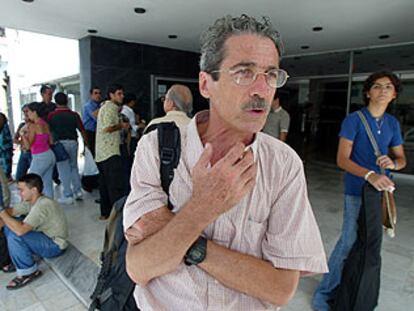 Fernando Pérez, director de la película, delante de la cinemateca de La Habana.