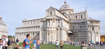 Vista lateral del Duomo y detalle de la Piazza dei Miracoli, siempre llenos de turistas.