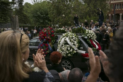 Los asistentes al funeral aplauden al paso del coche fúnebre de Montserrat Caballé.